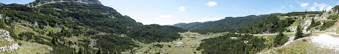 Panoramatická fotografie Campo Gallina pořízená ze Stezky míru (podél Kaiser Karl Straße)