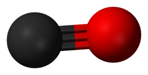 Въглероден атом (показан като сива топка), утроен свързан с кислороден атом (показан като червена топка).