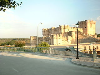 Castelo de Coca a oeste da cidade.