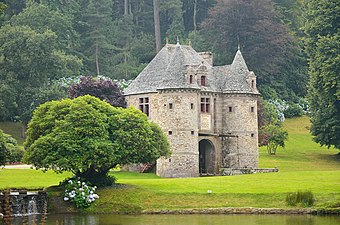 El «Châtelet» de entrada al castillo y arboleda del parque