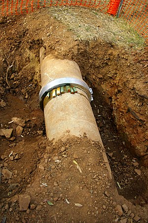 English: A leaking concrete water pipe located...