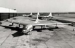 Un YB-60 vu de face, au premier plan, avec des B-36 en arrière-plan.