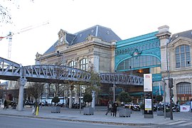 À Gare d'Austerlitz, la ligne 5 circule à travers la verrière de la gare.