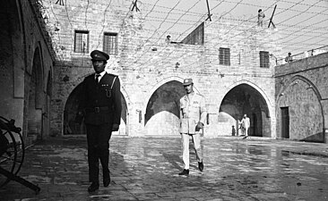 הקצין בשחור משמאל, ככל הנראה, יוסף שילוח (על פי הצילום בכתבה מ"מעריב").