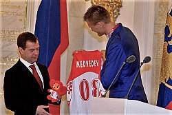 Kirilenko tendant un maillot portant le nom du président russe, Dmitri Medvedev à celui-ci.