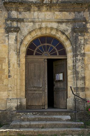 Français : l'entrée (datée 1820) de l'église S...