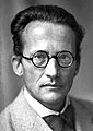 अर्विन श्रोडिन्गर (1887-1961): भौतिक निकाय की क्वांटम अवस्था में समय के साथ परिवर्तन की व्याख्या करते हुये 1926 में श्रोडिंगर समीकरण को सूत्रित किया, 1933 में भौतिकी का नोबेल पुरस्कार प्राप्त किया और इसके दो वर्ष बाद श्रोडिगर कैट नामक प्रयोग का विचार प्रस्तुत किया।