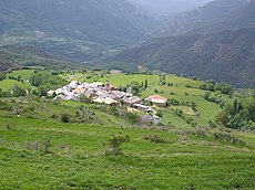 Novembre (2): Estac, nucli del municipi de Soriguera (Pallars Sobirà), amb el Congost de Collegats al fons
