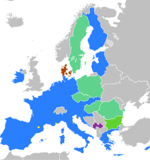 Grafik einer Europakarte mit blau markierten Staaten mit Eurowährung. Grün markiert sind Schweden, Polen, Tschechien, Ungarn, Rumänien und Bulgarien. Rot markiert ist Dänemark und violett markiert sind Montenegro und Kosovo.