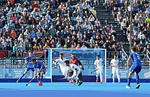 Description de l'image Field hockey at the 2018 Summer Youth Olympics – Boys Preliminary Round – MAS-ARG (141).jpg.
