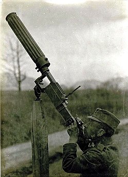 Avstro-ogrski vojak demonstrira protiletalsko rabo, vidna je odprtina za nabojnik.