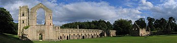 Vista das ruínas da Abadia de Fountains a partir do oeste, olhando em direção ao leste e ao sul. Esta abadia localiza-se em North Yorkshire, Inglaterra e se trata de um mosteirocisterciense em ruínas, fundado em 1132 e funcionou até 1539. (definição 7 736 × 1 890)