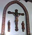 Krucifiksgruppen stammer fra en valfartskirke i Karup, der blev nedlagt i 1744