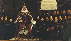Kong Henrik VIII i fullt kongelig antrekk med regalier, omringet av en knelende gruppe menn, alle i sort tøy og noen med tilsvarende, tettsluttende huer