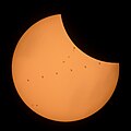 Imagem composta de sete frames do trânsito da Estação Espacial Internacional durante um eclipse parcial perto de Banner, Wyoming