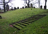 Grabsteine des älteren Friedhofsteils auf dem Hügel