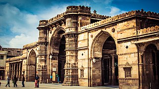 Jama Mosque, Ahmedabad (Las partes superiores de los minaretes de la entrada ahora se han perdido).