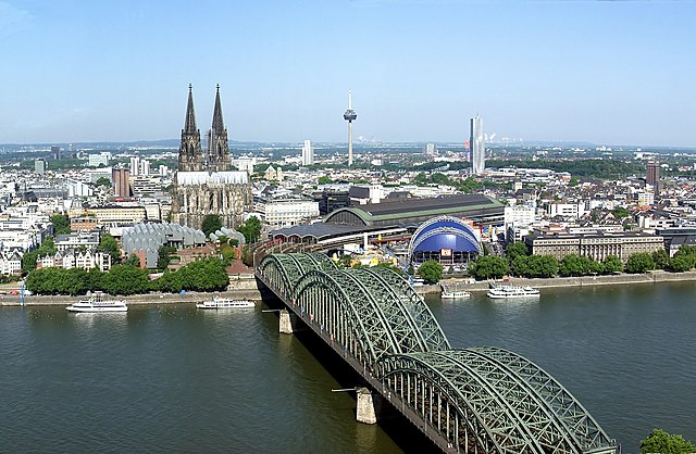 Anvista de Colonia, con a Seu y o río Rin