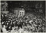 Grote belangstelling voor de laatste tram van de lijn Amsterdam - Haarlem - Zandvoort op 31 augustus 1957.