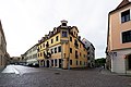 Wohnhaus (zwei Gebäudeteile, ein Haus zur Badergasse), Eckhaus in geschlossener Bebauung, mit Seitenflügel im Hof sowie einer rückseitig vorgebauten Terrasse (an der Badergasse, Ecke Am Zwinger)