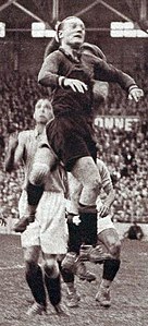 Le Belge Bernard Voorhoof (sombre) sautant plus haut que tout le monde, lors du 8e de finale de Coupe du monde 1938, perdu face à la France à Colombes.jpg