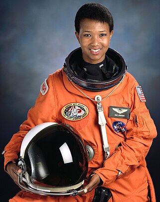 Mae Jemison: médica, engenheira e ex-astronauta norte-americana. Foi a primeira mulher negra a ir para o espaço.
