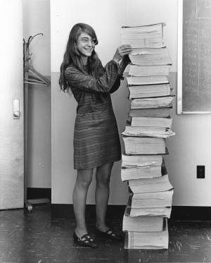 מרגרט המילטון עומדת ליד הדפס הקוד של אפולו 11, ב-1969.