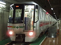 都営地下鉄12-000形電車の正面非常口を開放した様子。