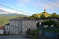 Le village de Montoulieu. Au premier plan, la mairie. Au deuxième plan, la tour de Montoulieu. À l'arrière-plan, le mont Fourcat.