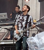 Музыка 180px-Mr._Hahn_%26_Mike_Shinoda%2C_Linkin_Park_%40_Sonisphere_2009