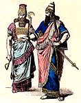 Kostyma til ein assyrisk ypparsteprest til venstre og ein konge til høgre.