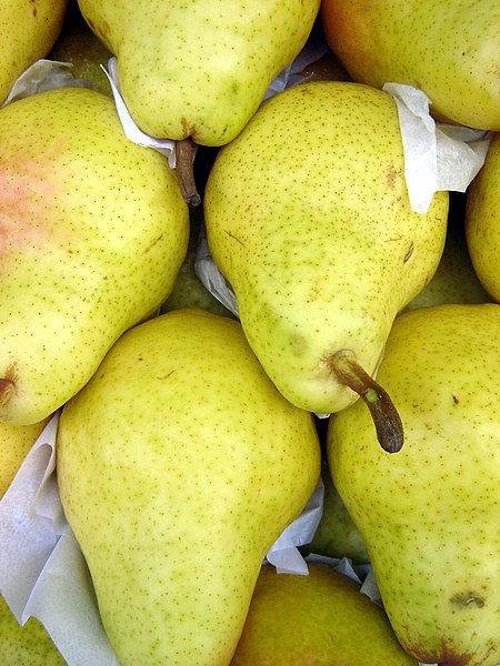 http://upload.wikimedia.org/wikipedia/commons/thumb/2/2e/Peras_-_Pears.jpg/450px-Peras_-_Pears.jpg