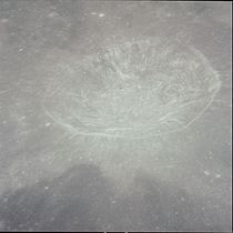 Hố Petavius B, hình từ Apollo 12