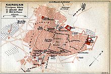 Plan de Kairouan, daté de 1916, délimitant la médina, la muraille qui l’entoure et les principaux monuments de la ville, dont la Grande Mosquée. Le tracé des remparts, ainsi que les principaux bâtiments et monuments, sont en rouge.