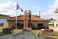 Gefallenendenkmal vor dem ehemaligen Waschhaus