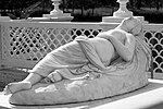 Статуя «Спящая женщина»