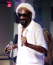 Remixversionen innehöll rapverser av Snoop Dogg (på bilden), Warren G och Nate Dogg.