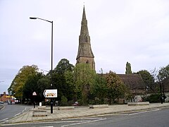 St John's Church (1851-1852), Kenilworth, Warwickshire, obra de Ewan Christian, showing the fine broach spire[PWe 1]​