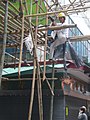 Montage d'un échafaudage de bambou, Hong Kong.
