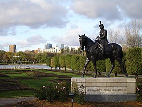 Élisabeth II sur son cheval Burmese, à Regina (Saskatchewan).