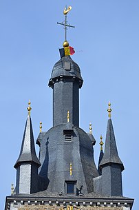 La flèche campaniforme du beffroi de Thuin (Belgique), cantonnée de quatre clochetons polygonaux. (définition réelle 2 827 × 4 269)