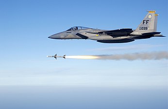 Tir d'un missile AIM-7 Sparrow par un F-15 de l'USAF.