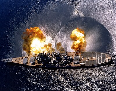 Kapal tempur USS Iowa (BB-61) milik Amerika Serikat memuntahkan pelurunya