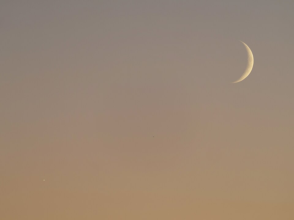 18:41 MESZ: Viertes Flugzeug. Die Konturen der Mondkrater treten deutlicher hervor.