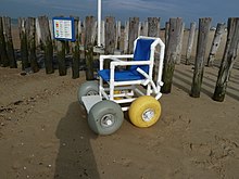 Una sedia a rotelle da spiaggia