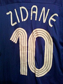 Maillot de football de couleur bleu avec l'inscription Zidane et le numéro 10