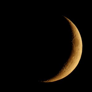 Zunehmender Mond drei Tage nach Neumond beim akronychischen Untergang am westlichen Himmel drei Wochen vor der Tag-und-Nacht-Gleiche im Herbst von Berlin aus gesehen.