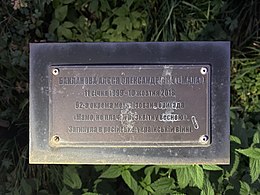 Табличка біля яблуні, висадженої в пам'ять про Олесю Бакланову