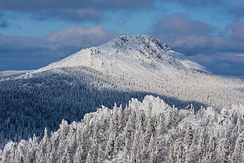 Otkliknoy Greben é a segunda maior montanha (1 155 metros), depois da Kruglitsa (1 178 metros), na Grande Taganay, uma das cadeias montanhosas do Taganay nos Urais do Sul. Está localizada no Parque Nacional Taganay, 16 quilômetros ao nordeste da cidade industrial de Zlatoust, no oeste da região de Tcheliabinsk, Rússia. O topo da montanha oferece uma ampla vista sobre a cidade de Zlatoust. (definição 6 000 × 4 000)