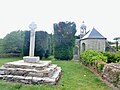 La chapelle de Trébalay (vue de l'arrière) et son calvaire.